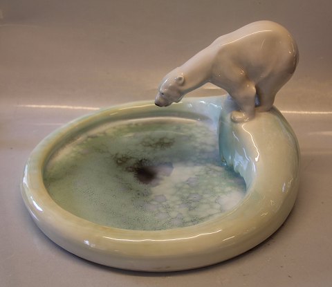 Kongelig Dansk Nordpolen fad med en isbjørn 32 x 20 cm Carl Johan Bonnesen 1921. Krystal isglasur Søren Berg 2-10-1926