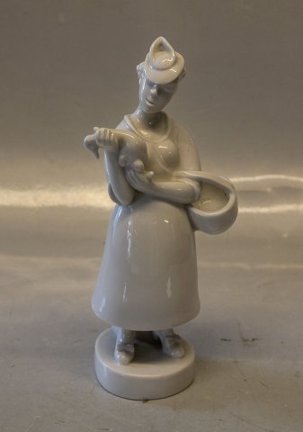 Kongelig Dansk 4070 Kgl. Kvinde med and og kurv 22 cm BW