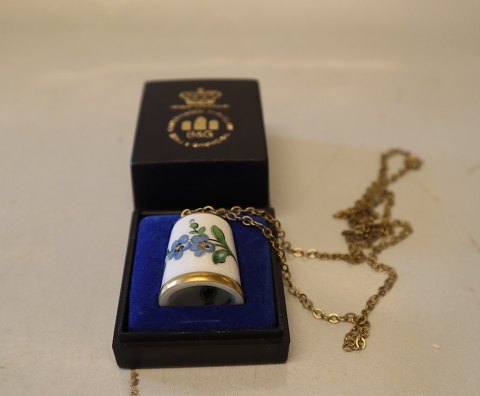 B&G Saksisk Blomst - hvid B&G 4802 Fingerbøl 2.5 cm med kasse og kæde