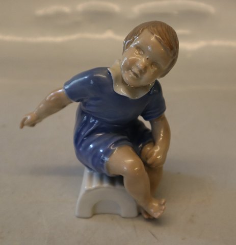 B&G 2258 Girl on footstool 11,5 cm B&G Porcelain