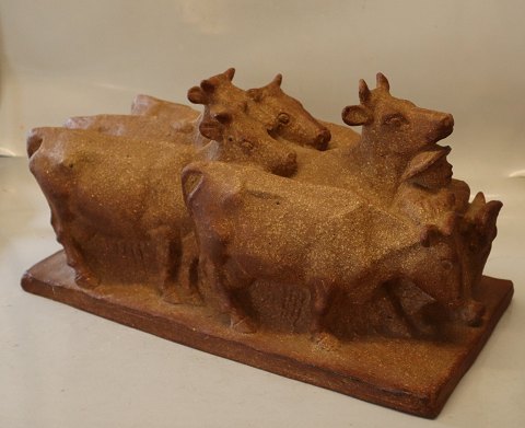 B&G 7210 Kvægflok med bonde, 6 køer 21 x 41 cm, terracota base 39 x 19 cm K. Otto Dansk Stentøj 