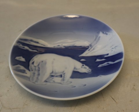 4366 Kgl. Rund platte Isbjørn i grønlandsk landskab 11.7 cm Kongelig Dansk porcelæn