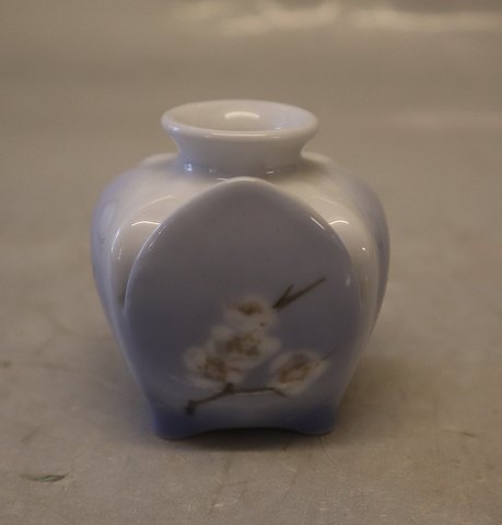 Kongelig Dansk 069-303 Kgl. Kuvertvase - bordkortholder  5 cm Art Nouveau med 
hvid blomst 
