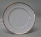 026 Frokosttallerken 21,5 cm (326) B&G Menuet: Hvidt porcelæn, takket guldkant, hvid, form 601 Bing & Grøndahl 
