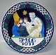 1911 Den kongelige porcelænsfabriks Store Juleplatter af Fajance fra Aluminia 819-700 Julerelief 1911 Julemand med tre børn R. Harboe 30,5 cm